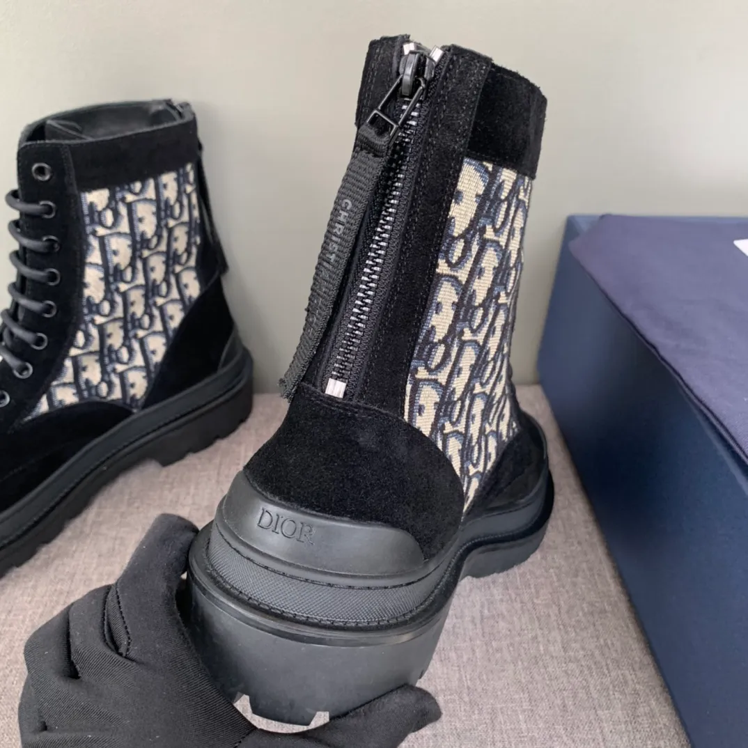 [DIOR] Top P: 920💰 Number of yards: 39~44 (38.45 custom-made, non-refundable) Dior Dior~ Winter series, original 1:1 development Casual men's leather shoes Made with heavy investment, shoes and boots are made of imported cowhide + imported Dior special fabric Not easily deformed black cowhide lining Dior large hardware inlay Original TPU vacuum outsole, black cowhide Black open edge beads Military green suede Black suede Khaki suede leather is crafted by a large factory, and the perfect product is only prepared for you who know your taste! Any comparisons are welcome.